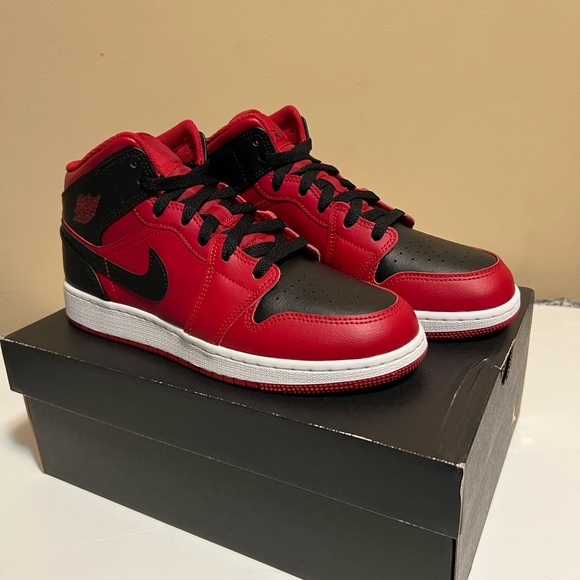 JORDAN 1 MID REVERSE BRED 2021(GS) DEAD STOCK CONDITION (NEW NEVER WORN) - Picture 7 of 7